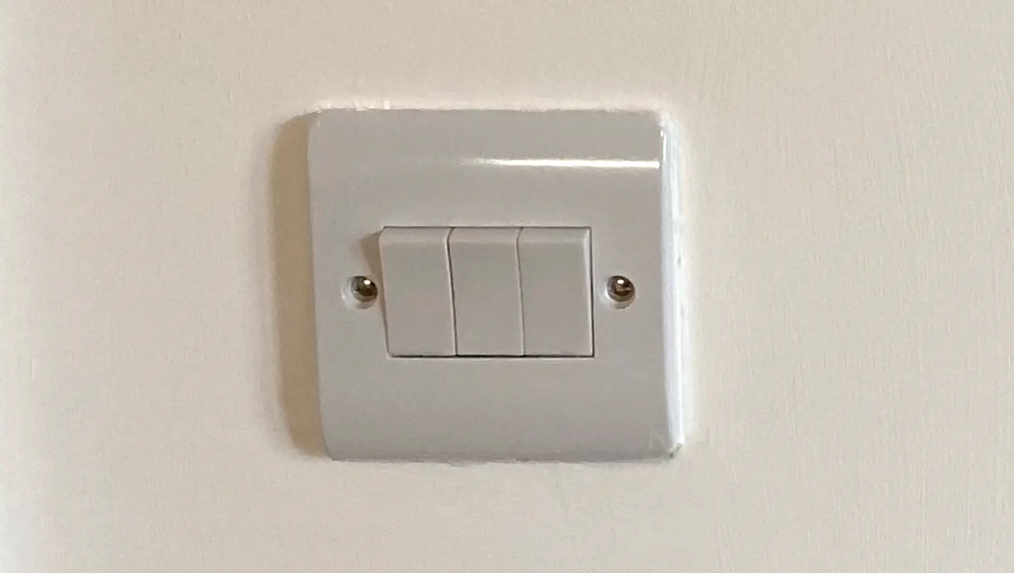 Estimates for install or fix a light switch near Lymington